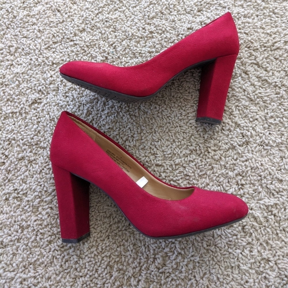 Merona red block head pumps